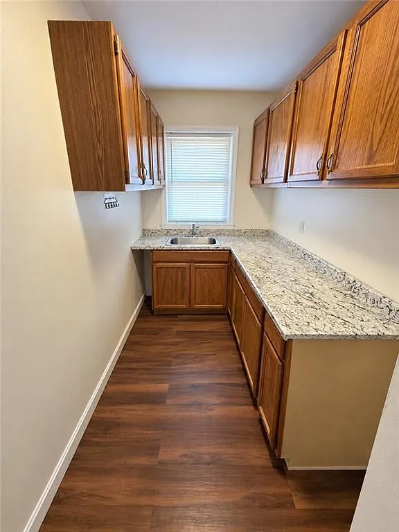 3 bed, 1.0 bath, 1100 sqft, $2,300 — Photo 3
