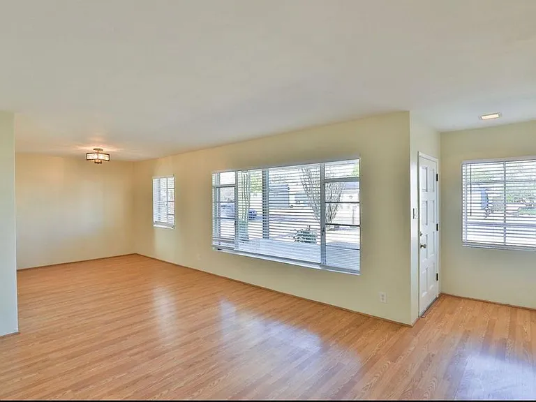 2421 W Anderson Ave — Photo 2