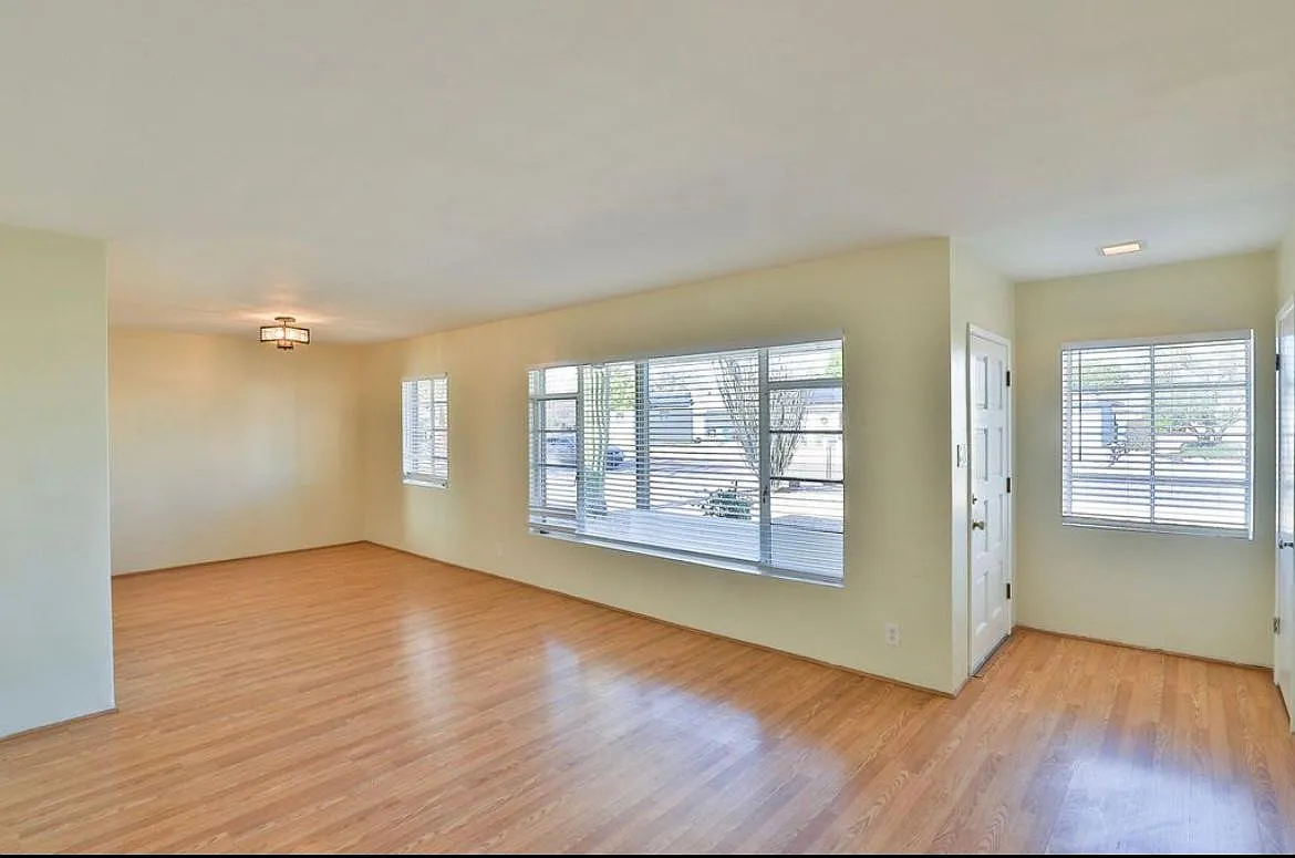 Building Photo - 2421 W Anderson Ave