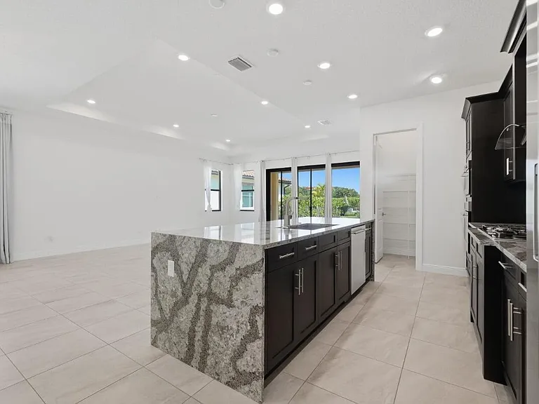 11760 Bayview Cir — Photo 20