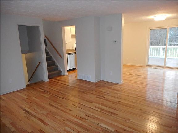 4th image of 10 Peakview Dr