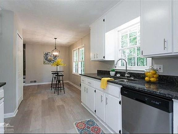 4th image of 205 Foothill Dr