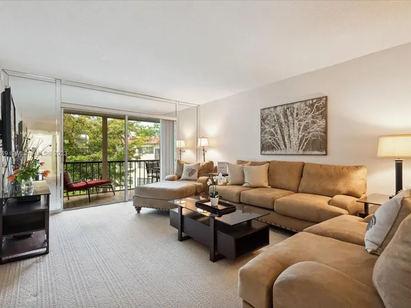 9800 N Hollybrook Lake Dr APT 302, Pembroke Pines, FL 33025