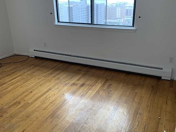 4th image of 24 Manhattan Pl #1