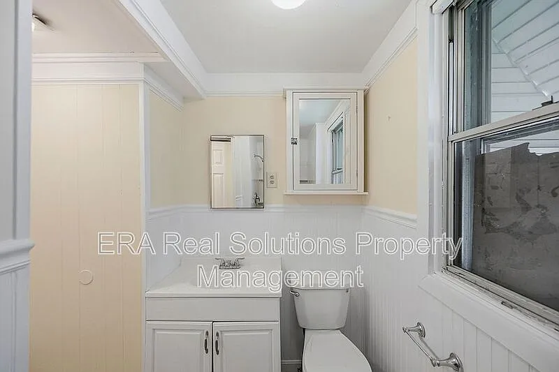 3 bed, 1.0 bath, 999 sqft, $1,600 — Photo 3