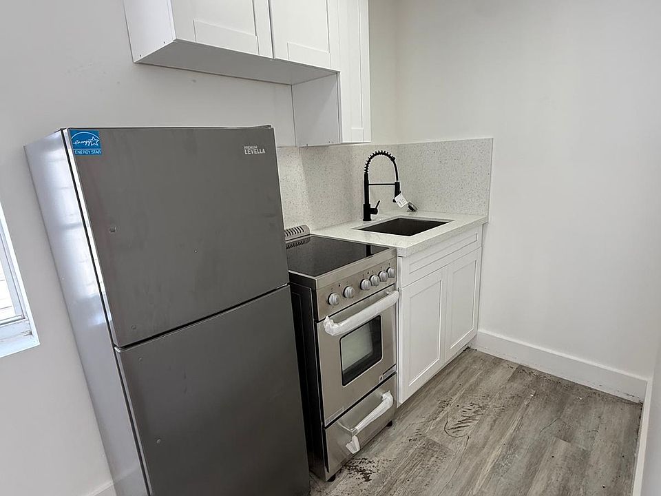 2nd image of 913 NW 46th St #4