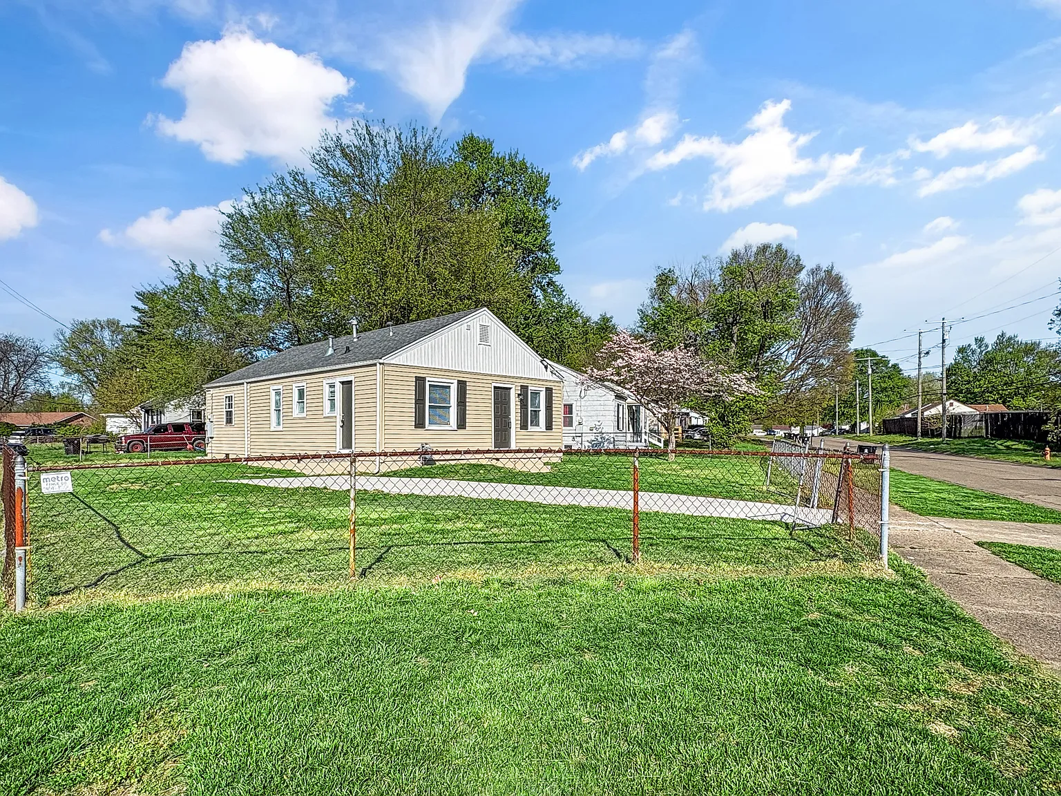 4 bed, 1000 sqft, $1,600 — Photo 2