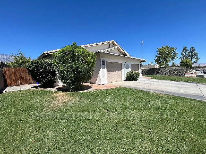 3 bed, 2.0 bath, 1184 sqft, $2,345 — Photo 3