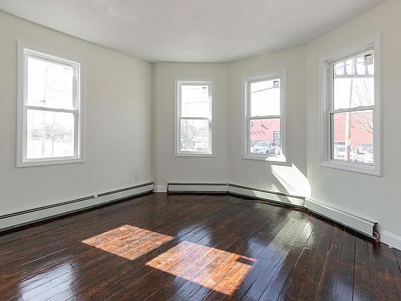 3rd image of 33 Valley St Floor 1