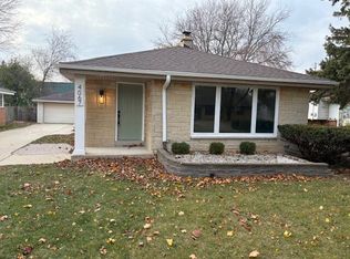 4067 N 98th St, Wauwatosa, WI