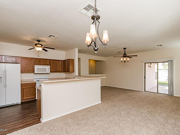 2nd image of 1098 W Vineyard Plains Dr
