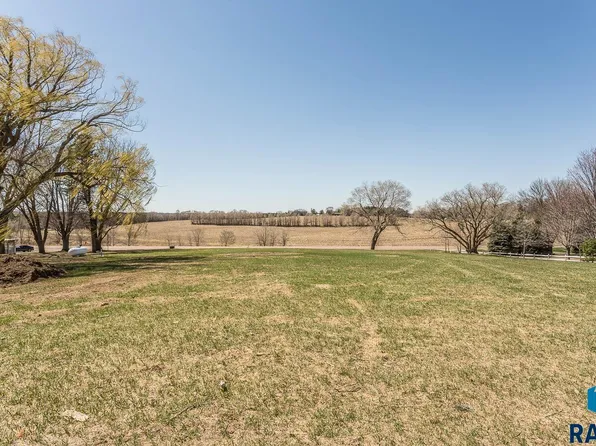 1020 N Six Mile Rd, Sioux Falls, SD 57110