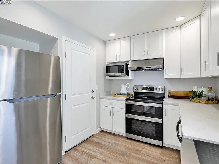 1827 Bandoni Ave — Photo 17