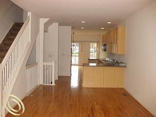 4th image of 506 Graten St #1