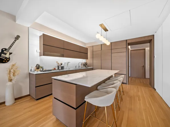 551 West 21st Street image 3 of 19