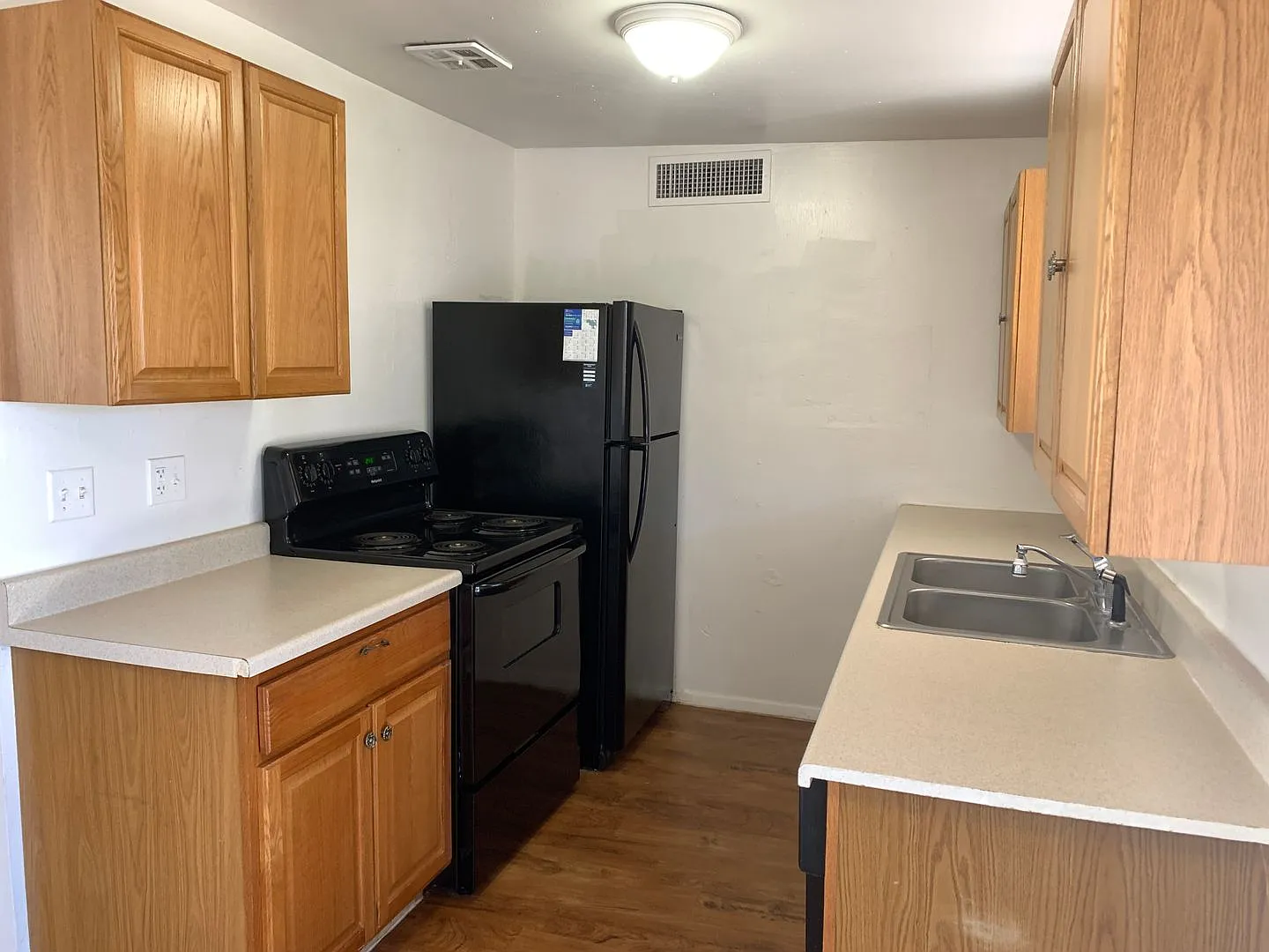 Conveniently Located 3Bdm 2Ba Townhome! — Photo 4