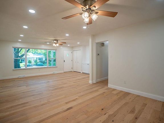 3rd image of 542 Oak Hill Dr