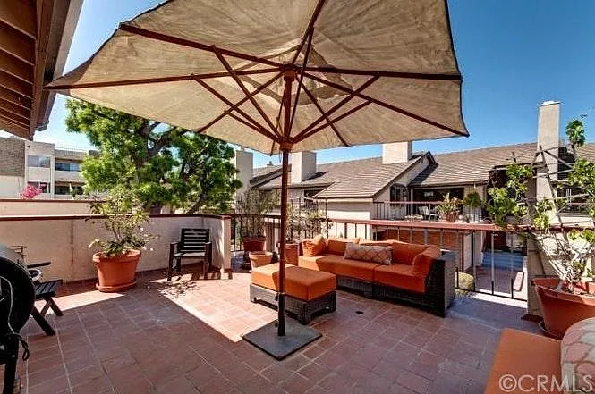 Open and Sun-filled cozy balcony for morning coffee and leis