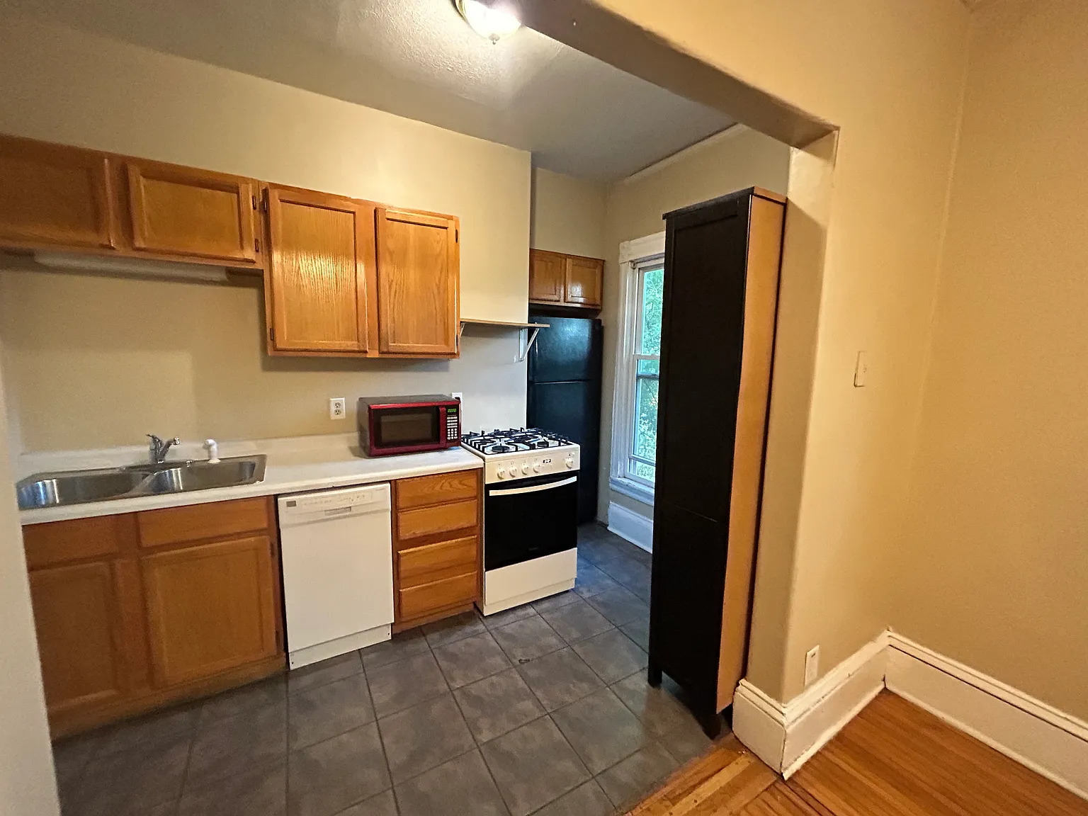 3 bed, 1900 sqft, $2,150 — Photo 3