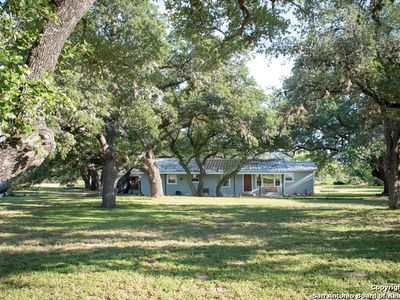 313 W Colonial Pkwy, Devine, TX, 78016