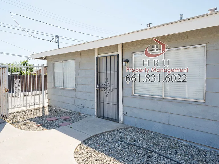 2901 S Chester Ave — Photo 16