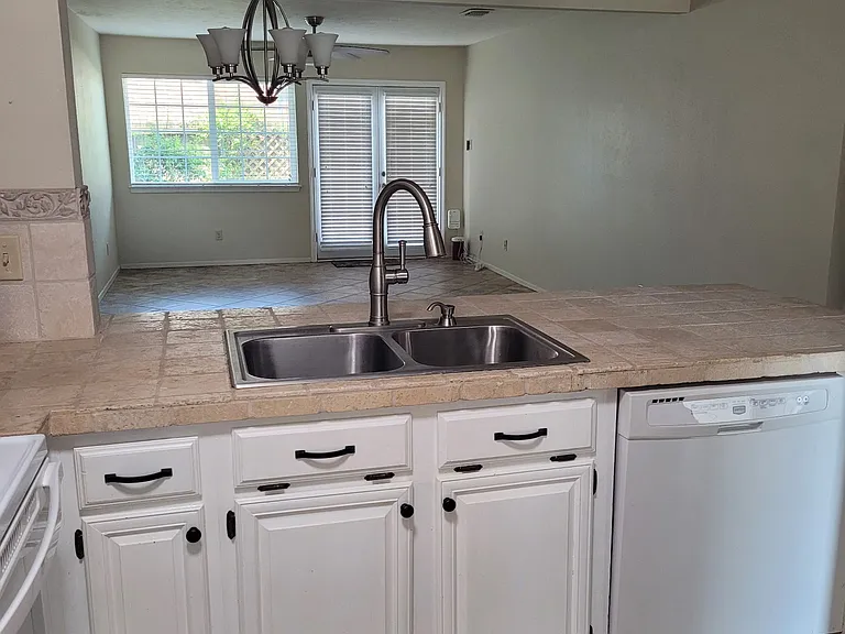 2100 Windsor Dr #6 — Photo 6