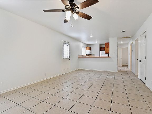 3rd image of 1014 W Coffin St #102