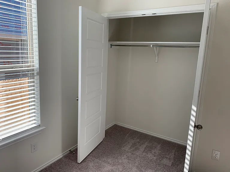 1112 Gwen Ln — Photo 4