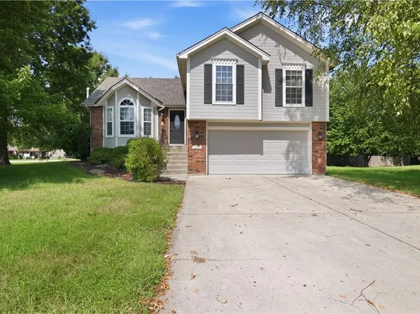 201 Mesa Dr, Smithville, MO 64089