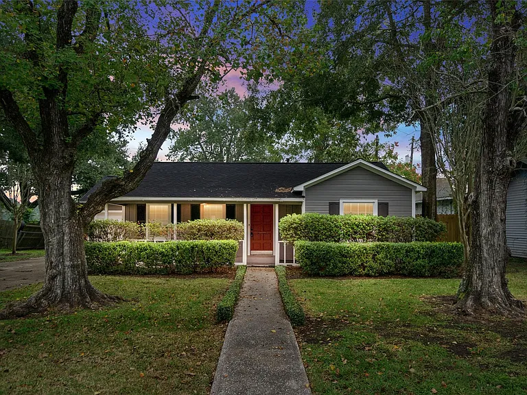 1110 Woods Dr — Photo 2