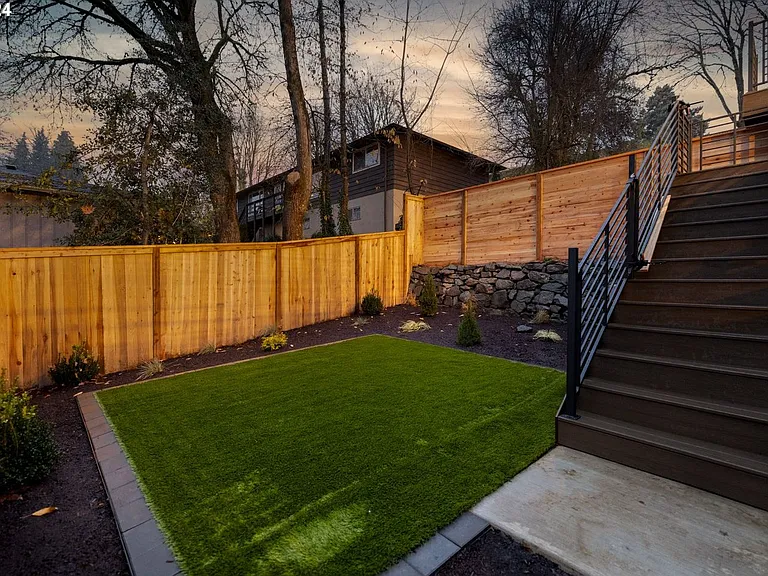 617 SW Lobelia St — Photo 31