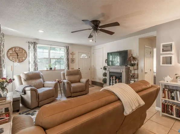 1904 Debow St, Guntersville, AL 35976