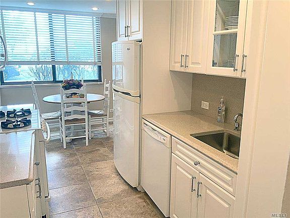 4th image of 26910 Grand Central Pkwy APT 1E