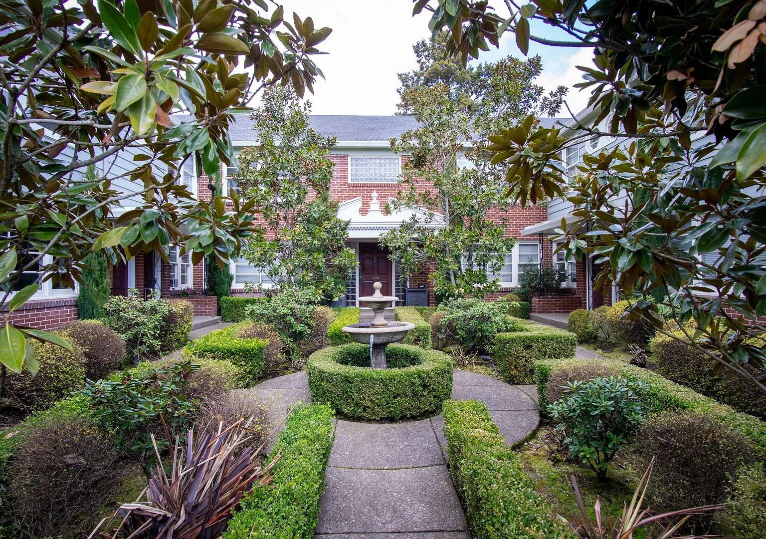 Beautiful Mid-Century 2 Bedroom Townhouse Ready Early December! — Photo 2