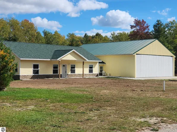 1425 S Taxiway Charlie, Lake City, MI 49651