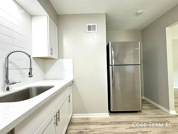 4th image of 1132 W 41st Ter #2W