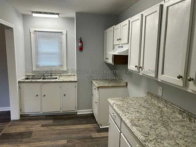 631 W Poplar St #B — Photo 5