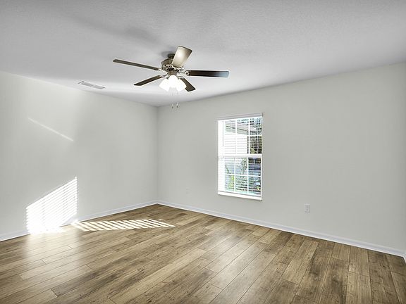 The dining room is ready to host your next diner party!