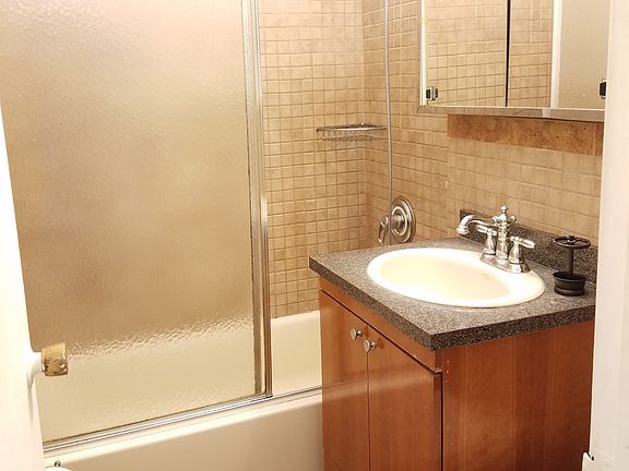 4th image of 3211 Newtown Ave