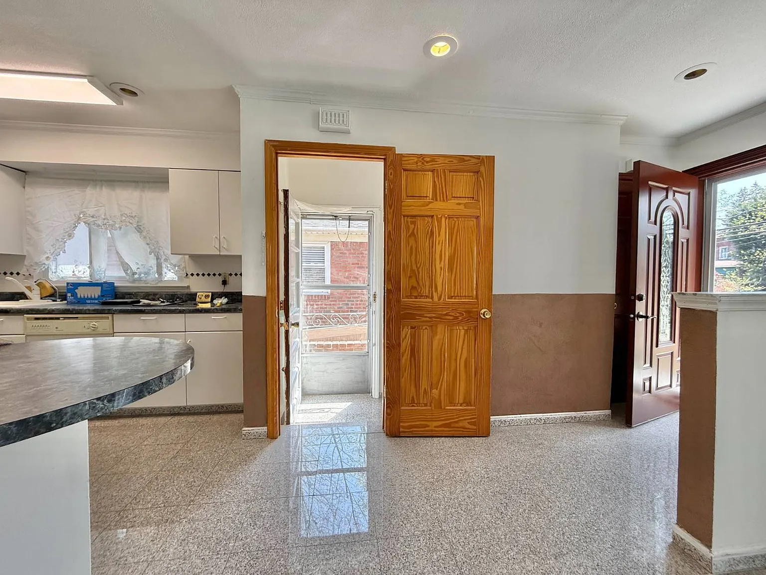3 bed, 3.0 bath, 995 sqft, $5,000 — Photo 4
