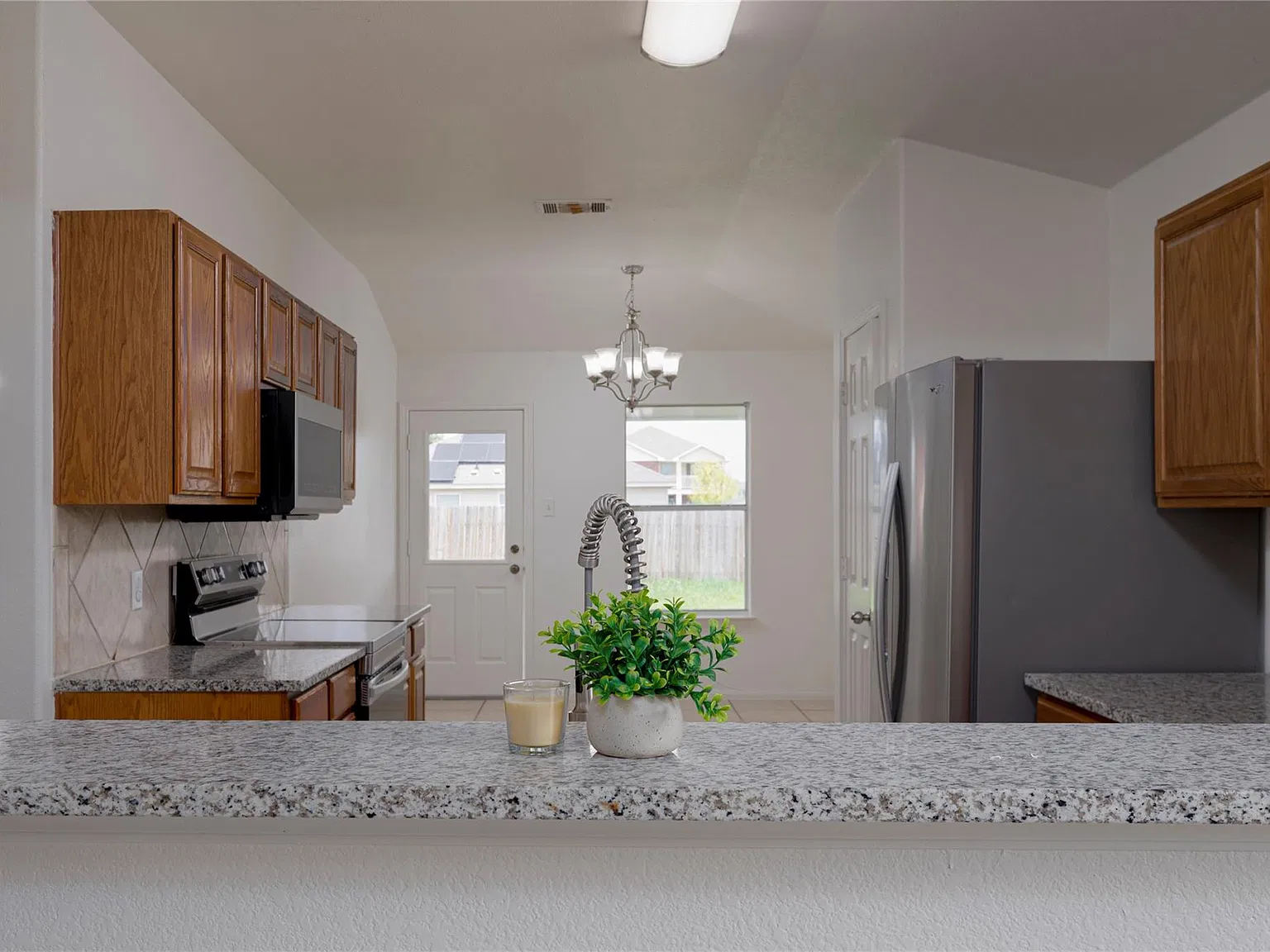 3 bed, 2.0 bath, 1619 sqft, $1,645 — Photo 4