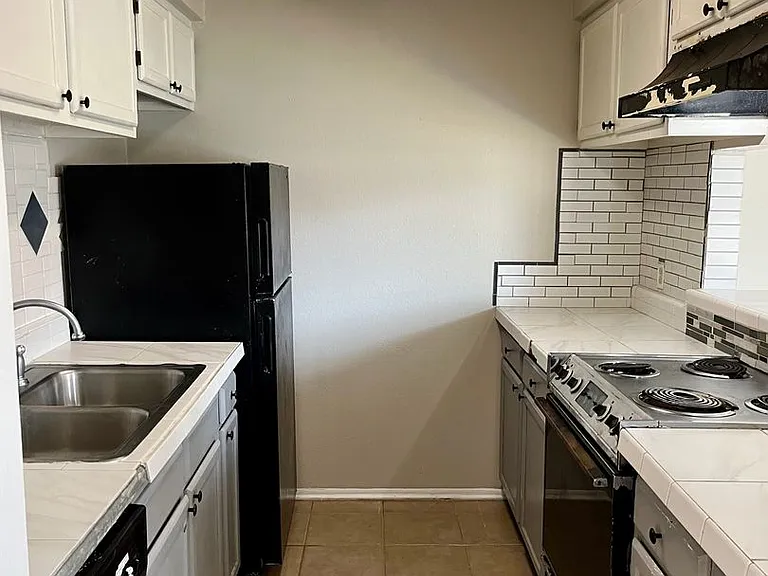 5120 Everett Ln — Photo 3