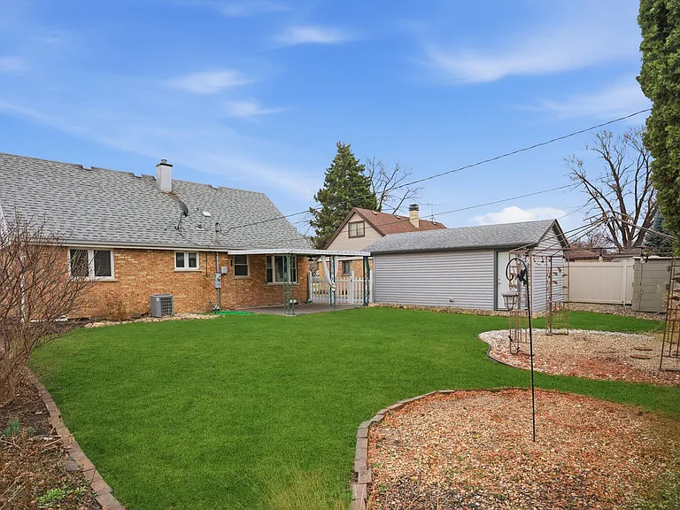8912 Windsor Ln — Photo 2