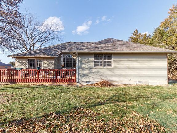 4th image of 700 Rosewood Dr