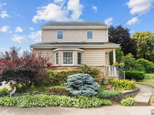 394 Dewey Ave, Saddle Brook, NJ 07663