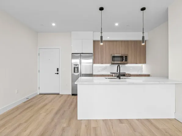 4525 Bergenwood Avenue image 4 of 12