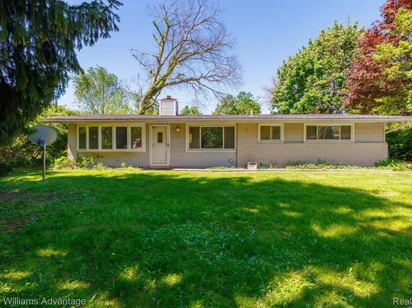 2121 S Commerce Rd, Wolverine Lake, MI 48390