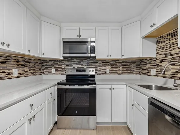 33 Lodgen Ct APT 2D, Malden, MA 02148