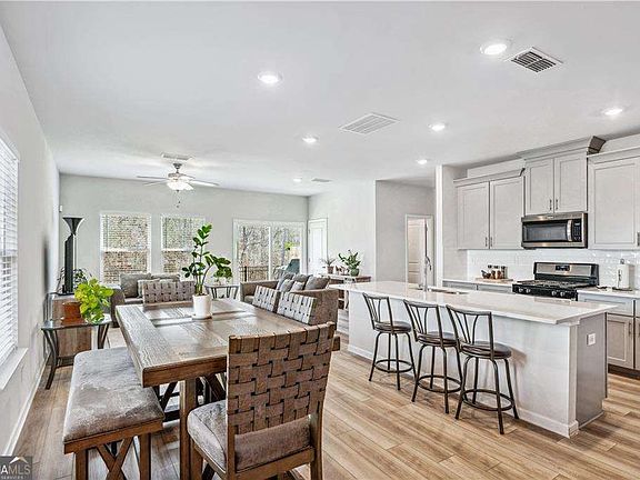 3rd image of 139 Cedar Ln