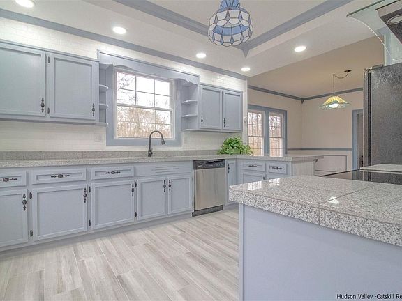 2nd image of 850 Lucas Ave